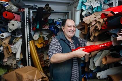 Alicia la creadora y propietaria de la marca de zapatos de tango, "Comme II Faut" en su local de Recoleta.