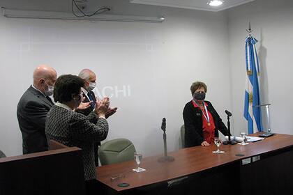 Alicia María Zorrilla, José Luis Moure y Rafael Felipe Oteriño le dan la bienvenida a la académica Hilda Albano