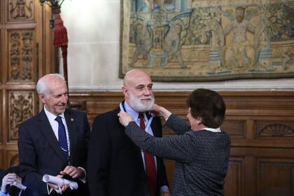 Alicia María Zorrilla le entrega la medalla de académico a Oscar Conde