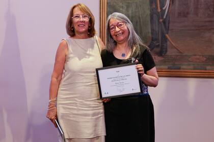 Alicia Santaló, del Directorio del FNA, y la escritora y profesora Liliana Ancalao
