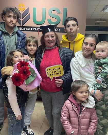 Alicia Tolomei junto a sus nietos