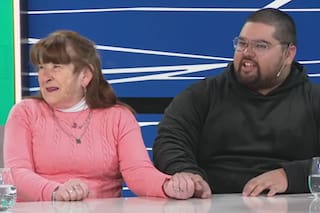 La historia de Alicia, la abuela costurera que por las noches hace delivery con su nieto