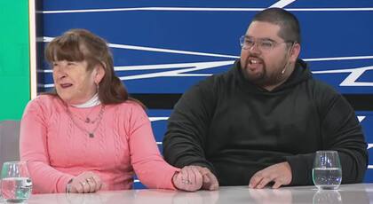 Alicia y su nieto Tomás en los estudios de LN+
