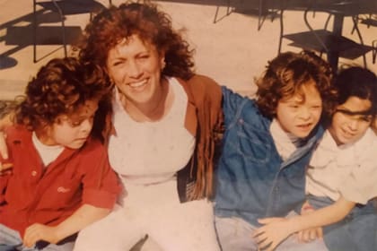 Alicia Zanca con sus tres hijos: los mellizos Juan y Mariano, y Tamara