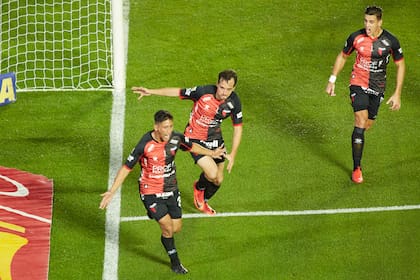 Aliendro y Bernardi encabezan el festejo del 1-0 de Colón ante Racing