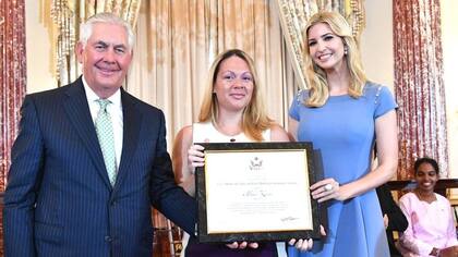 Alika Kinan con Rex Tillerson, secretario de Estado de Estados Unidos, y con Ivanka Trump, hija del presidente de EE.UU., recibiendo la distinción de "héroe" en el Capitolio, Washington D.C.