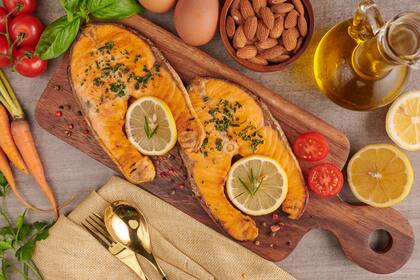 Alimentos como el pescado, los frutos secos, la fruta y la verdura tienen propiedades antiinflamatorias que ayudan a prevenir los dolores de cabeza