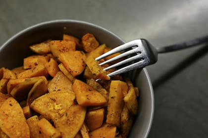 Alimentos como la batata y la banana son altos en potasio, lo cual podría jugar a favor de la regulación de la presión arterial
