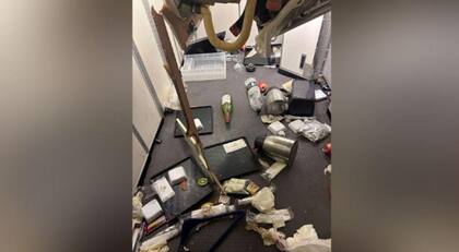 Alimentos y bebidas, incluidas teteras, en el suelo del avión después de sufrir turbulencias.