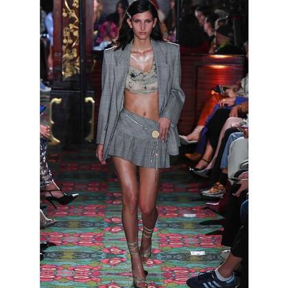 Alina Casas desfiló en el interior del restaurante Maxim's para la presentación del pret a porter de Alessandra Rich