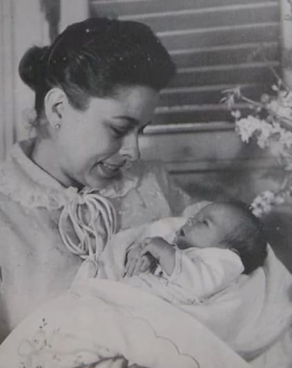 Alina en brazos de su madre, Natalia, amante de Fidel Castro