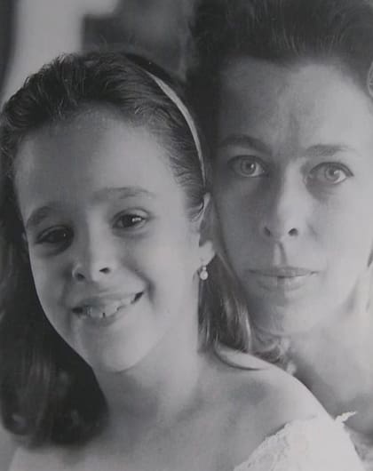 Alina y su madre Natalia Revuelta quien defendió la causa revolucionaria desde muy temprano