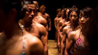Competidores se alinean entre bastidores para subir al escenario durante los campeonatos de culturismo de Japón, en Tokio