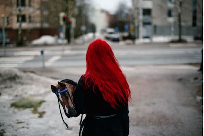 Alisa Aarniomaki con su caballito, en Helsinki