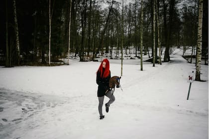 Alisa Aarniomaki monta en su caballito en un parque en Helsinki