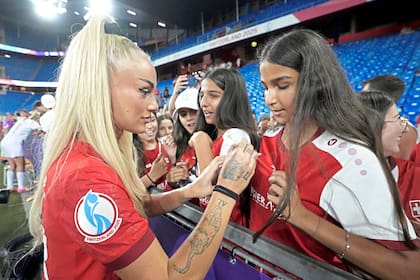 Alisha Lehmann firma autógrafos después de los partidos