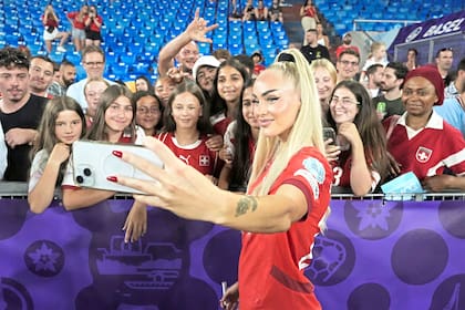 Alisha Lehmann tomándose fotos con sus fanáticos