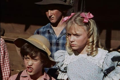 Alison Arngrim y Sean Penn, en una escena de La familia Ingalls