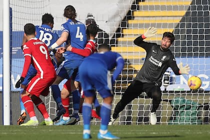 Alisson, a la derecha, no logra salvar la pelota cuando James Maddison, de Leicester, anota el primer gol