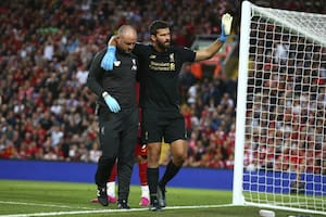 Insólita lesión de Alisson Becker en el debut de Liverpool en la Premier League