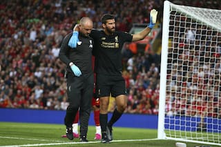 Insólita lesión de Alisson Becker en el debut de Liverpool en la Premier League