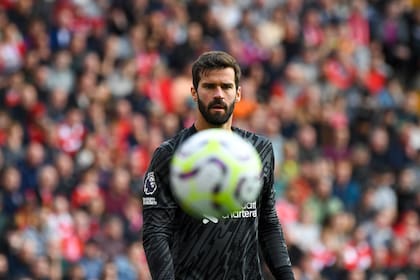 Alisson no estará ante la Argentina, ya que se retiró lesionado en el duelo de Brasil ante Colombia. (AP Foto/Rui Vieira)