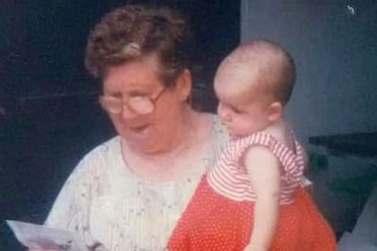 Alita Porto Reis con su nieta Samanta, cuando la menor era aún bebé.