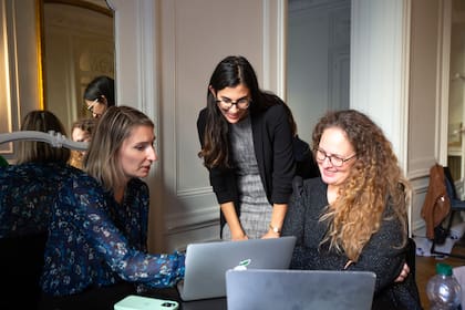 Aliya Itzkowitz en una de sus sesiones con medios que quieren transformarse