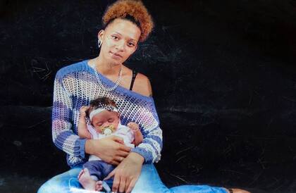 Aliyah junto a su bebé