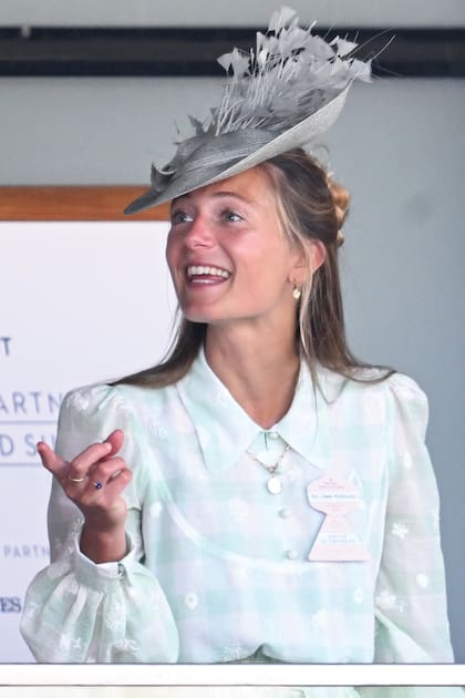 Alizee Thevenet, cuñada de Kate –está casada con su hermano, James Middleton–, resultó una sustituta inmejorable para la princesa: con un vestido camisero y sandalias de la marca francesa Longchamp, a juego con su tocado, se coronó entre las más elegantes de Ascot.