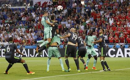 Allá arriba, Cristiano y el gol: cabeceó a 2,88m