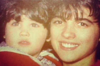 Allá lejos y hace tiempo. Ara y su beba, Flor