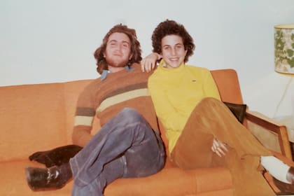 Allá lejos y hace tiempo, con su adorado hermano Tommy, que hoy es dueño de una importante agencia de prensa y representación de artistas que lleva su nombre.