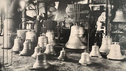 Allá lejos y hace tiempo... cuando se producían varias campanas por año. Detrás, un empleado de la firma, llamado Bugliotti.