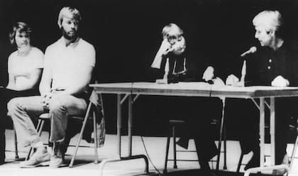 Allá por 1975, cuando el grupo tenía poco tiempo de existencia, Do y Ti no solían acompañar a su gente en las conferencias. Los devotos a menudo debían recurrir a su inventiva para resolver situaciones incómodas. Desde 1977, El Dúo estuvo más presente.