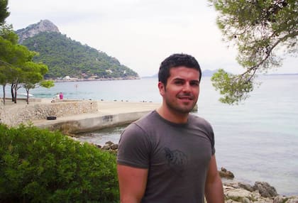 Allá por 1992, Román comenzó a repetir que quería estudiar en el extranjero, en Estados Unidos o Alemania: “En un entorno de aldea primero y de pueblo pequeño después, y de una familia trabajadora como la mía, eso sonaba un poco a delirio. Mi mamá, Elda, sin embargo, me alentó a soñar en grande, y poco a poco me hice a la idea”, cuenta. “Borges escribe en algún lugar que hay que imaginar un futuro tan irrevocable como el pasado, y un poco fue así”.