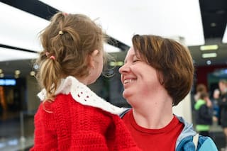La emotiva historia de una mamá y su hija que escaparon de la guerra de Ucrania y se reencontraron con su familia en Argentina