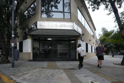 Allanamiento en la Asociación de Anestesia, Analgesia y Reanimación de Buenos Aires ubicada en el barrio porteño de Caballito por el uso de fármacos en fiestas privadas que terminaron con un médico fallecido. El edificio de la Mutual de Médicos Anestesiólogos