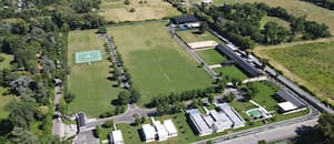 La jubilada y el monotributista ligados a la AFA adquirieron la mansión con helipuerto en un precio irrisorio