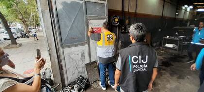 Allanamiento en un taller de Laguna al 1400, Parque Avellaneda, donde funcionaba un desarmadero de autos ilegal