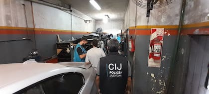 Allanamiento en un taller de Laguna al 1400, Parque Avellaneda, donde funcionaba un desarmadero de autos ilegal