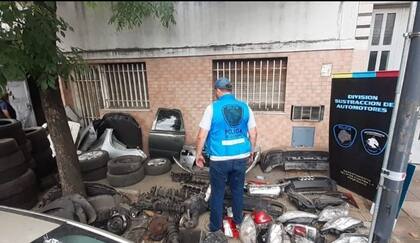 Allanamiento en un taller de Laguna al 1400, Parque Avellaneda, donde funcionaba un desarmadero de autos ilegal