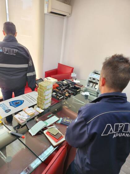 Allanamiento en una oficina del financista Ivo Rajnica en la ciudad de Buenos Aires