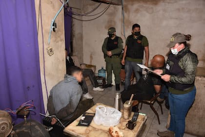 Allanamientos con siete detenidos y secuestro de 13 mil pastillas de éxtasis y 500 kilos de marihuana