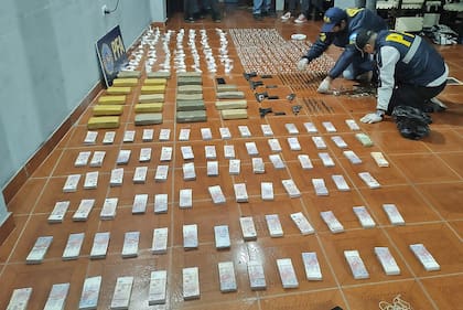 La Policía Federal Argentina hizo allanamientos en la villa 1-11-14 y secuestró cocaína, marihuana y armas
