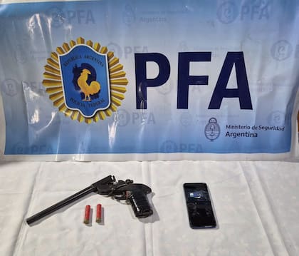 Allanamientos en el Gran La Plata para identificar a un adolescente que se habría contactado con ISIS