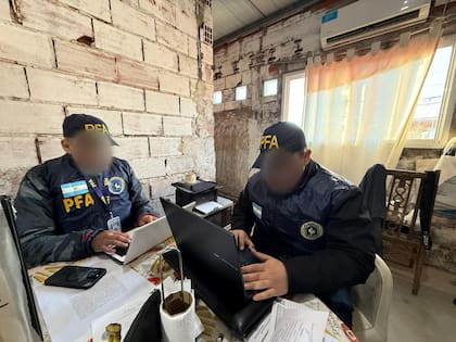 Allanamientos en el Gran La Plata para identificar a un adolescente que se habría contactado con ISIS
