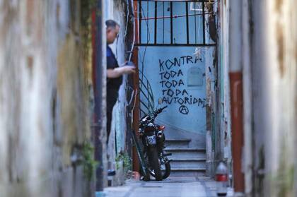 Allanamientos en la casa de San Cristóbal por los atentados con explosivos, lea vivienda está ubicada en Pavón 2345