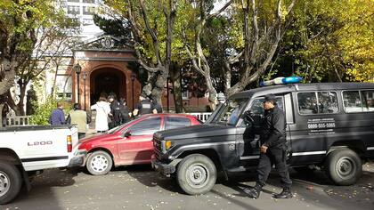 Allanan casa de gobierno de Santa Cruz