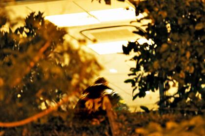 Un efectivo de la Policía Federal en la casa de Eurnekian en Martínez